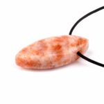 Sonnenstein Navette Anhänger seitlich gebohrt mit schwarzem Satinband Edelsteine Heilsteine bei Wunderstein24