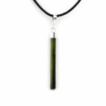 Turmalin grün Kristall Anhänger Natur Länge 49 mm mit 925 Sterling-Silber Öse und Satinband Edelsteine Heilsteine bei Wunderstein24