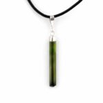 Turmalin grün Kristall Anhänger Natur Länge 50 mm mit 925 Sterling-Silber Öse und Satinband Edelsteine Heilsteine bei Wunderstein24