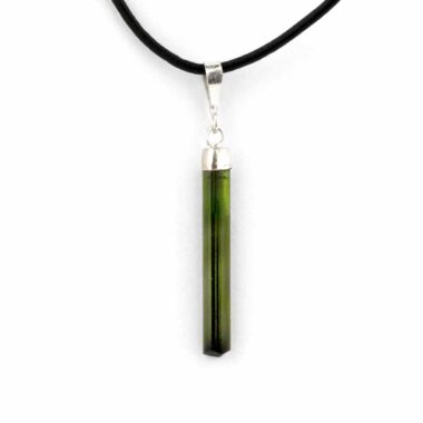 Turmalin grün Kristall Anhänger Natur Länge 41 mm mit 925 Sterling-Silber Öse und Satinband Edelsteine Heilsteine bei Wunderstein24