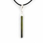 Turmalin grün Kristall Anhänger Natur Länge 49 mm mit 925 Sterling-Silber Öse und Satinband Edelsteine Heilsteine bei Wunderstein24