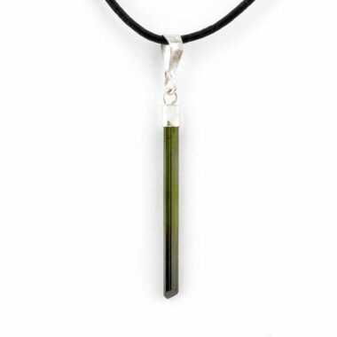 Turmalin grün Kristall Anhänger Natur Länge 49 mm mit 925 Sterling-Silber Öse und Satinband Edelsteine Heilsteine bei Wunderstein24