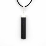 Turmalin grün Kristall Anhänger Natur Länge 49 mm mit 925 Sterling-Silber Öse und Satinband Edelsteine Heilsteine bei Wunderstein24