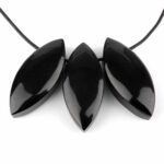 Aventurin grün Navette Anhänger seitlich gebohrt mit schwarzem Satinband Edelsteine Heilsteine bei Wunderstein24