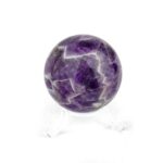 Amethyst Kugel Ø 53 mm aus Brasilien mit wunderschöner Maserung Edelsteine Heilsteine bei Wunderstein24