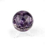 Amethyst Kugel Ø 53 mm aus Brasilien mit wunderschöner Maserung Edelsteine Heilsteine bei Wunderstein24