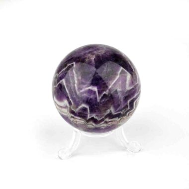 Amethyst Kugel Ø 57 mm aus Brasilien mit wunderschöner Maserung Edelsteine Heilsteine bei Wunderstein24