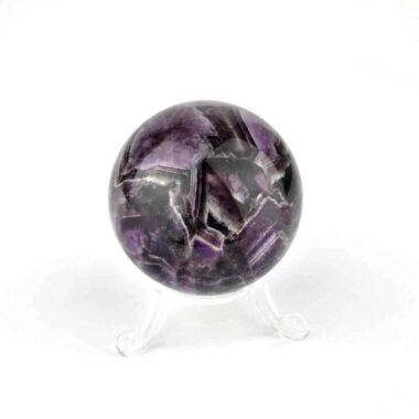 Amethyst Kugel Ø 53 mm aus Brasilien mit wunderschöner Maserung Edelsteine Heilsteine bei Wunderstein24