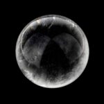 große Bergkristall Kugel Ø 80 mm transparent und glasklar aus Brasilien Edelsteine Heilsteine bei Wunderstein24