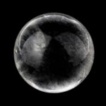 große Bergkristall Kugel Ø 79 mm transparent und glasklar aus Brasilien Edelsteine Heilsteine bei Wunderstein24