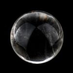 große Bergkristall Kugel Ø 79 mm transparent und glasklar aus Brasilien Edelsteine Heilsteine bei Wunderstein24