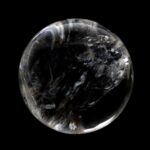 große Bergkristall Kugel Ø 73 mm transparent und glasklar aus Brasilien Edelsteine Heilsteine bei Wunderstein24