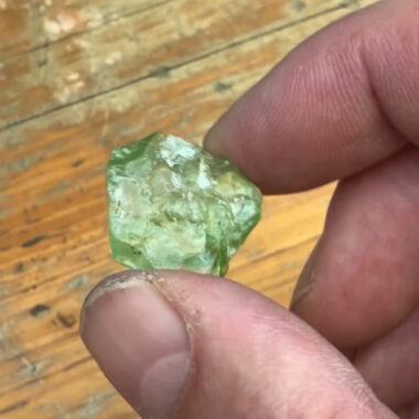 Natürlicher einzigartiger Olivin | Peridot Kristall 24,85 Karat aus Pakistan Edelsteine Heilsteine bei Wunderstein24