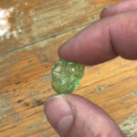 Natürlicher einzigartiger Olivin | Peridot Kristall 16,15 Karat aus Pakistan Edelsteine Heilsteine bei Wunderstein24