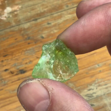 Natürlicher einzigartiger Olivin | Peridot Kristall 20,25 Karat aus Pakistan Edelsteine Heilsteine bei Wunderstein24