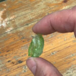 Natürlicher einzigartiger Olivin | Peridot Kristall 29 Karat aus Pakistan Edelsteine Heilsteine bei Wunderstein24