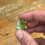 Natürlicher einzigartiger Olivin | Peridot Kristall 29 Karat aus Pakistan Edelsteine Heilsteine bei Wunderstein24