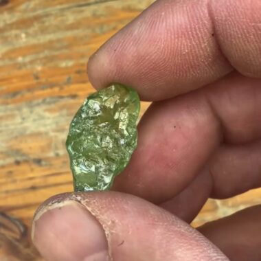 Natürlicher einzigartiger Olivin | Peridot Kristall 23,45 Karat aus Pakistan Edelsteine Heilsteine bei Wunderstein24